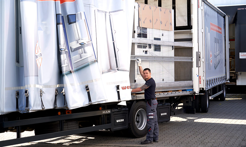 Verladung von häwa Schränken in den eigenen LKW am Logistikgebäude in Wain