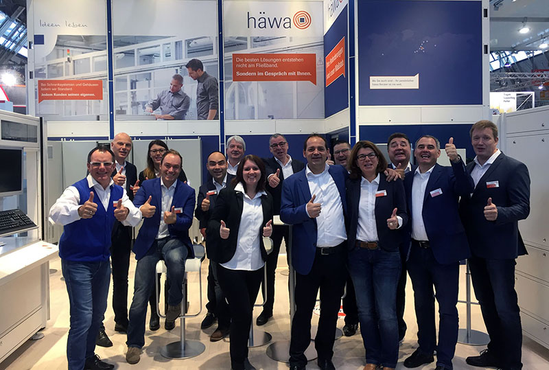 Gruppenfoto der häwa GmbH Mitarbeiter bei der SPS Messe.