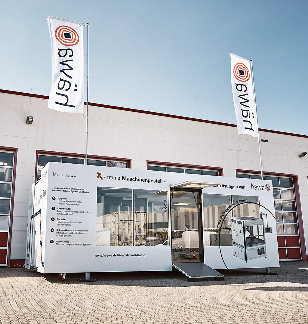 häwa roadshow showroom. links und rechts jeweils eine häwa-Fahne. 