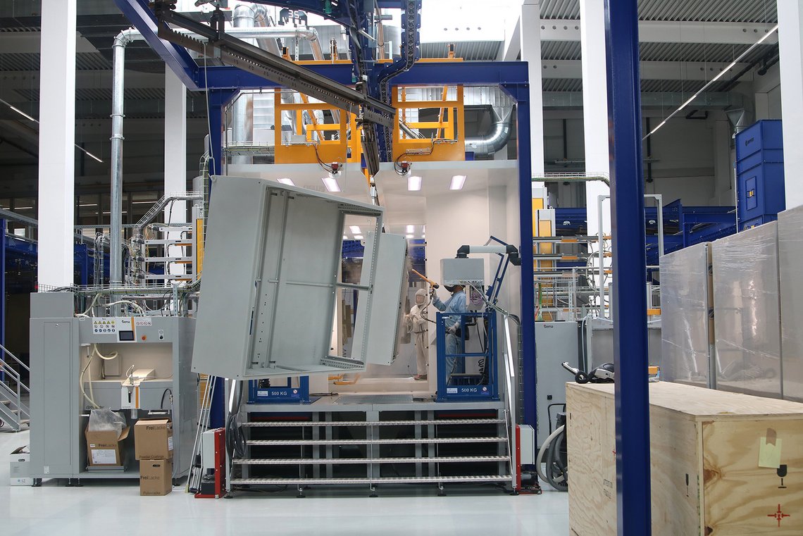 Ein Schrankgehäuse durchläuft die hochautomatisierte Lackieranlage bei häwa