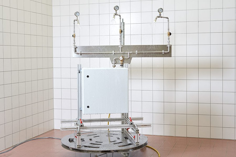 Ein Schaltschrank bei der Produktprüfung.