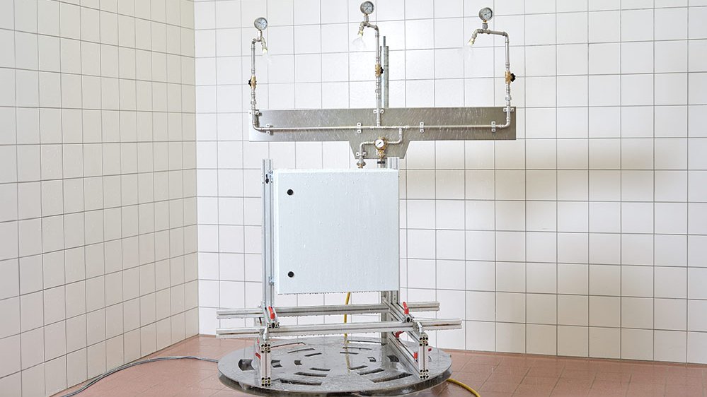 Ein Schaltschrank bei der Produktprüfung.