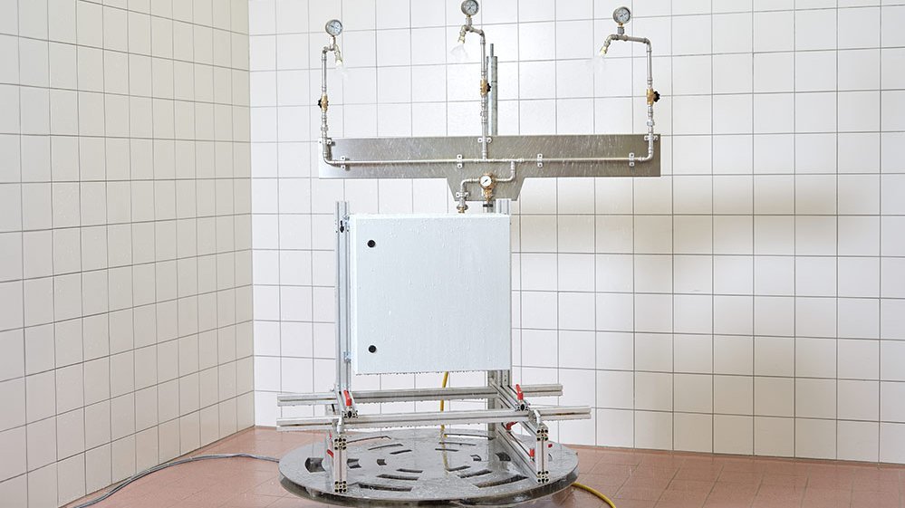 Ein Schaltschrank bei der Produktprüfung.