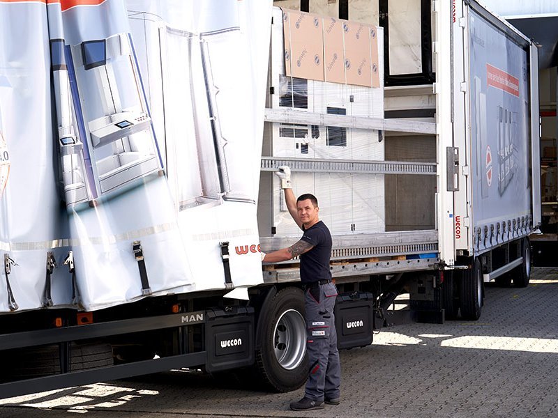 Herr Sarzhan beim öffnen eines LKW-Anhängers.