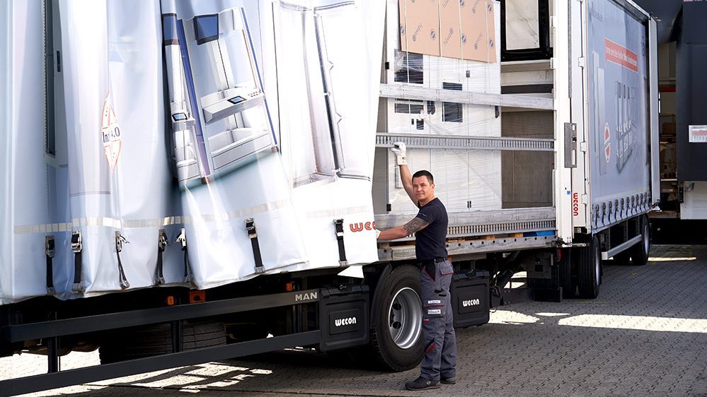 Herr Sarzhan beim öffnen eines LKW-Anhängers.