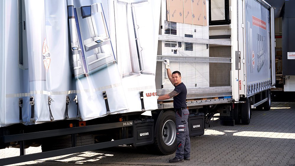 Herr Sarzhan beim öffnen eines LKW-Anhängers.