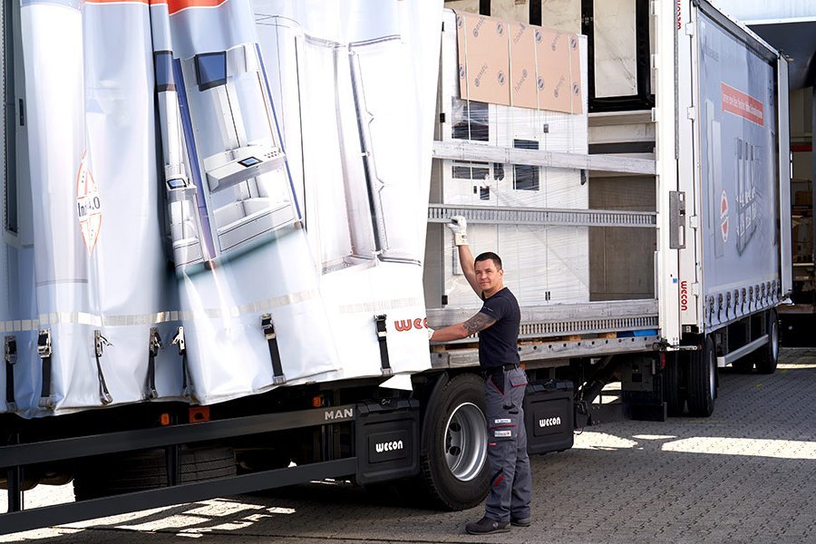 Herr Sarzhan beim öffnen eines LKW-Anhängers.