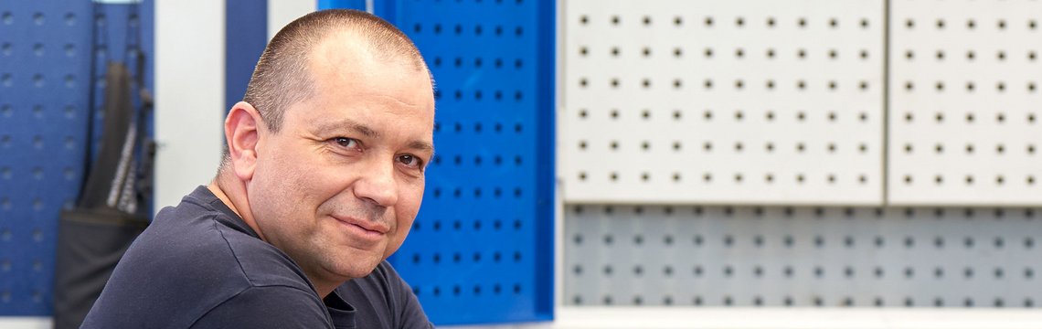 Bild eines häwa Mitarbeiters in der Schweißerei.