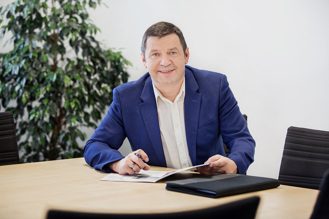 Das Bild zeigt Herrn Georgi an einem Tisch sitzend.